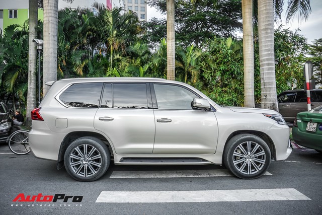 Lexus LX570 màu lạ của đại gia Sài Gòn mang biển số ngũ quý 9 - Ảnh 14. Lexus LX570 màu lạ của đại gia Sài Gòn mang biển số ngũ quý 9 - Ảnh 14.