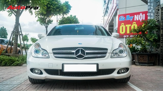 Mercedes-Benz CLS 300 cũ bán lại hơn 800 triệu đồng - Khi dân chơi có giá dân thường - Ảnh 1.