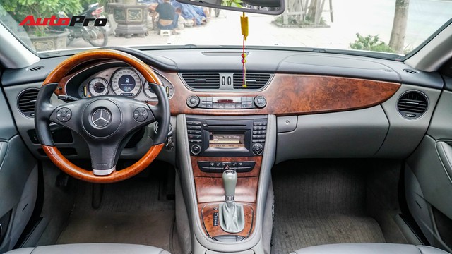 Mercedes-Benz CLS 300 cũ bán lại hơn 800 triệu đồng - Khi dân chơi có giá dân thường - Ảnh 8. Mercedes-Benz CLS 300 cũ bán lại hơn 800 triệu đồng - Khi dân chơi có giá dân thường - Ảnh 8.