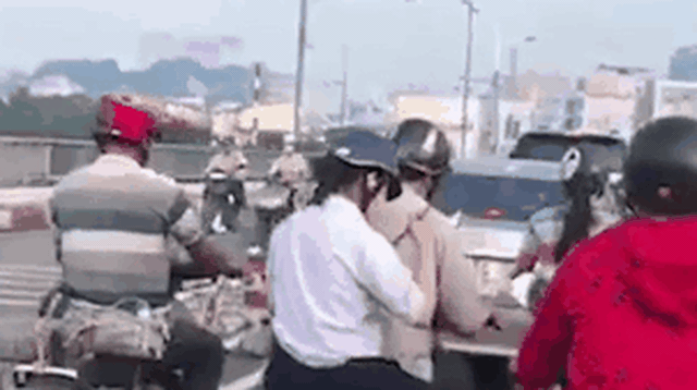 Nữ sinh bình tĩnh nhất năm: Ngồi sau xe bố đánh chén bữa sáng có đầy đủ bát đũa như ở tiệm!