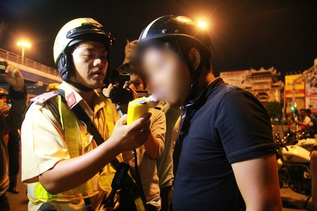 Sau vụ ô tô BMW gây tai nạn kinh hoàng ở Hàng Xanh, người Sài Gòn vẫn tự chạy xe khi đi nhậu về - Ảnh 4.