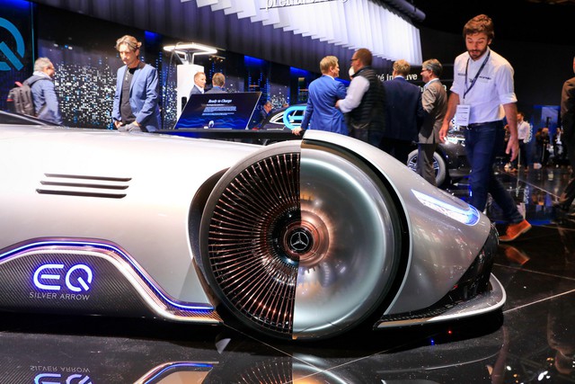 Mercedes Vision EQ Silver Arrow - Mũi tên bạc nước Đức sở hữu la-zăng 168 chấu kì dị nhất thế giới - Ảnh 3. Mercedes Vision EQ Silver Arrow - Mũi tên bạc nước Đức sở hữu la-zăng 168 chấu kì dị nhất thế giới - Ảnh 3.