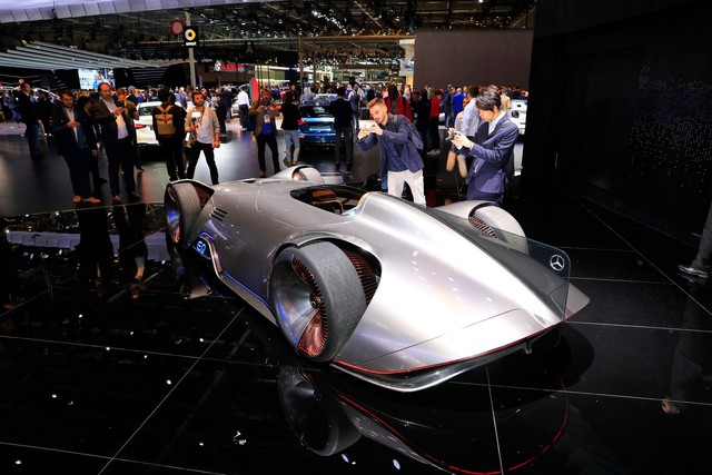 Mercedes Vision EQ Silver Arrow - Mũi tên bạc nước Đức sở hữu la-zăng 168 chấu kì dị nhất thế giới - Ảnh 2. Mercedes Vision EQ Silver Arrow - Mũi tên bạc nước Đức sở hữu la-zăng 168 chấu kì dị nhất thế giới - Ảnh 2.