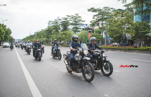 Hàng trăm biker chạy xe classic tổ chức offline, diễu hành quanh đường phố Hà Nội - Ảnh 11.
