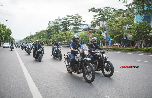 Hàng trăm biker chạy xe classic tổ chức offline, diễu hành quanh đường phố Hà Nội - Ảnh 11. Hàng trăm biker chạy xe classic tổ chức offline, diễu hành quanh đường phố Hà Nội - Ảnh 11.