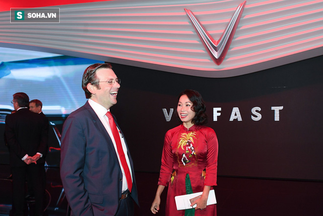 [Chùm ảnh] Nữ Chủ tịch VinFast duyên dáng bên mẫu xe hơi vừa ra mắt - Ảnh 4.