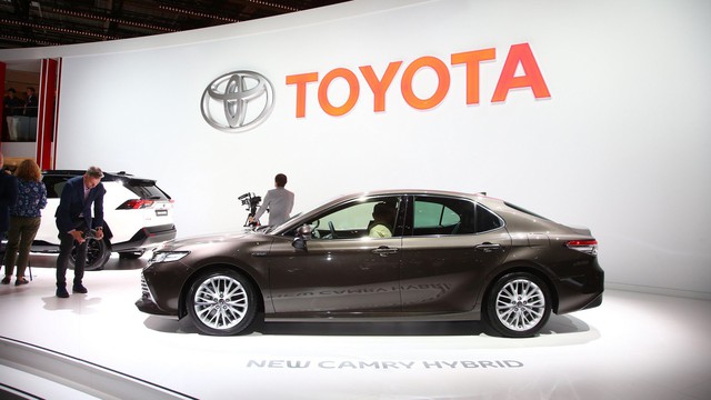 Toyota Camry đánh dấu sự trở lại Tây Âu ngoạn mục bằng phiên bản Hybrid tại cùng triển lãm với VinFast