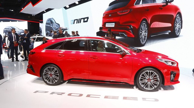 Kia ProCeed xuất hiện tại Paris, lập tức gây chú ý bởi thiết kế như "tiểu Porsche Panamera"