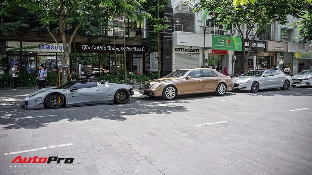 Dàn siêu xe, xe sang xếp lốp trên phố đi bộ Nguyễn Huệ dịp cuối tuần - Ảnh 1. Dàn siêu xe, xe sang xếp lốp trên phố đi bộ Nguyễn Huệ dịp cuối tuần - Ảnh 1.