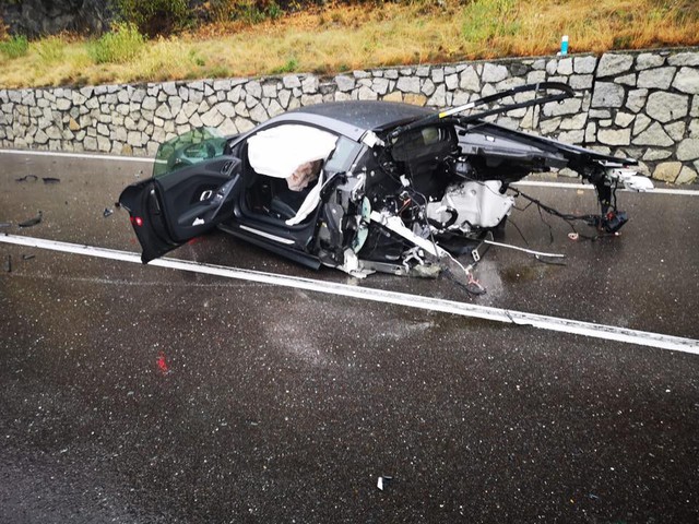 Audi R8 bị xé làm 2 mảnh sau tai nạn với xe van, tài xế thoát chết thần kỳ - Ảnh 2.