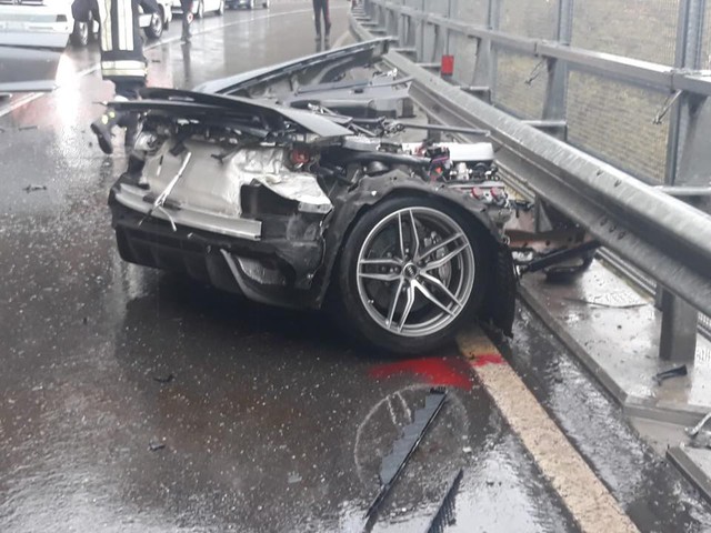 Audi R8 bị xé làm 2 mảnh sau tai nạn với xe van, tài xế thoát chết thần kỳ - Ảnh 3.