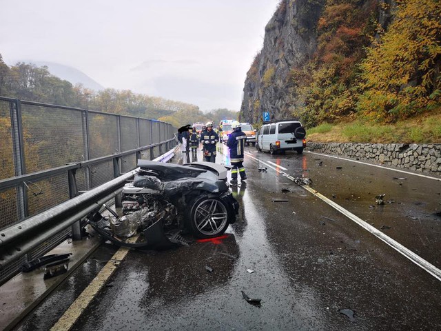 Audi R8 bị xé làm 2 mảnh sau tai nạn với xe van, tài xế thoát chết thần kỳ - Ảnh 4.
