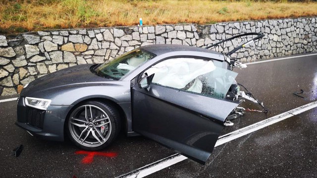 Audi R8 bị xé làm 2 mảnh sau tai nạn với xe van, tài xế thoát chết thần kỳ
