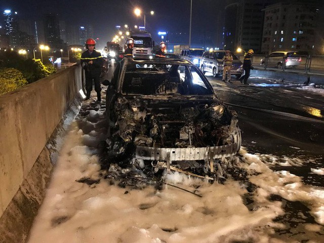 Hà Nội: Ô tô Mazda3 của thành viên ban nhạc Da LAB bốc cháy dữ dội trên vành đai 3 - Ảnh 1.