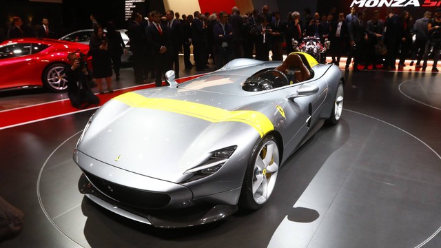 Ferrari Monza SP1 và SP2 - Hai siêu xe mui trần có thiết kế lạ lẫm ở Paris - Ảnh 1.