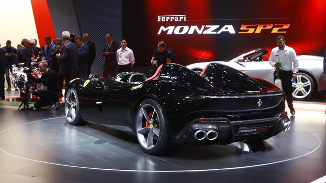 Ferrari Monza SP1 và SP2 - Hai siêu xe mui trần có thiết kế lạ lẫm ở Paris - Ảnh 3.