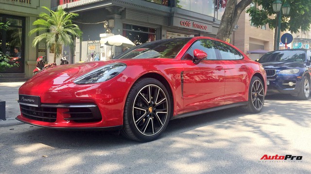 Chiếc Porsche Panamera hàng độc với gói tùy chọn trị giá cả tỷ đồng lăn bánh trên phố Hà Nội