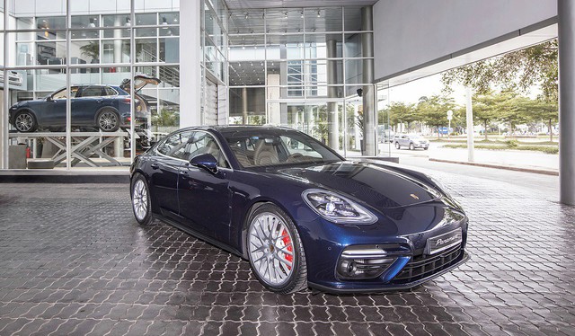 Chiếc Porsche Panamera hàng độc với gói tùy chọn trị giá cả tỷ đồng lăn bánh trên phố Hà Nội - Ảnh 1.