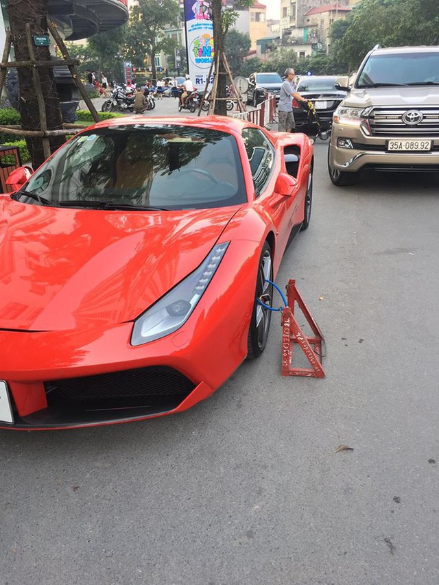 Siêu xe Ferrari bị xích bánh giữa đường, 2 ngày không ai tới nhận, bao lời đồn đại bủa vây - Ảnh 2.