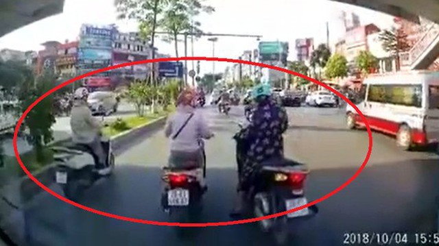3 người phụ nữ dừng đèn đỏ, tiếng còi ô tô thúc giục đầy tức tối phía sau: Ai đáng trách?