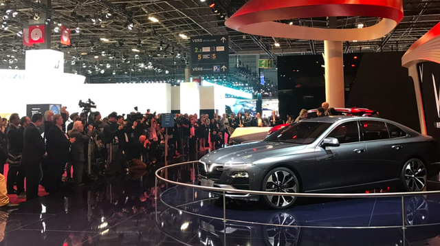 VinFast thu hút nhiều khách tham quan sau 2 ngày ra mắt tại Paris Motor Show