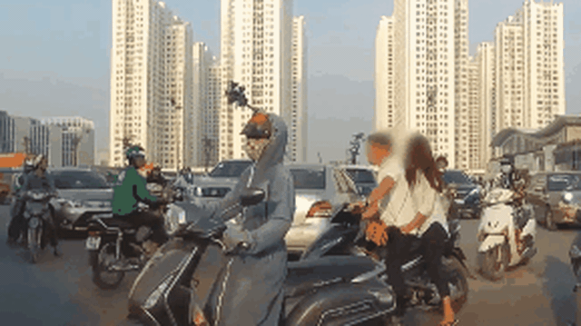 Clip: Quay ngoắt xe máy định "dằn mặt" ô tô, chàng trai gặp ngay CSGT và cái kết gây cười