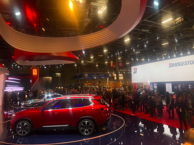 VinFast thu hút nhiều khách tham quan sau 2 ngày ra mắt tại Paris Motor Show - Ảnh 2.