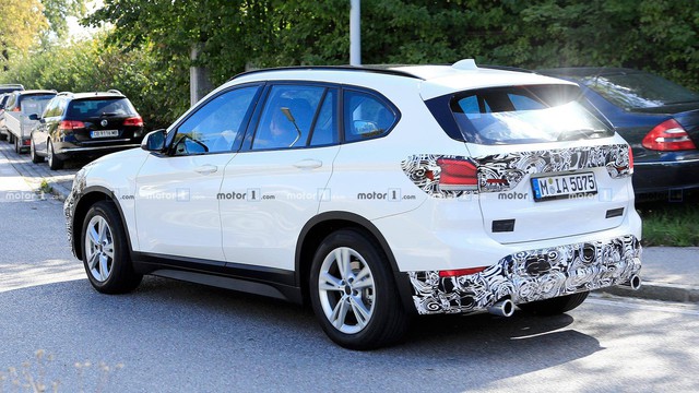 BMW X1 facelift lộ ảnh chạy thử, ngày càng giống người anh X2 - Ảnh 5.