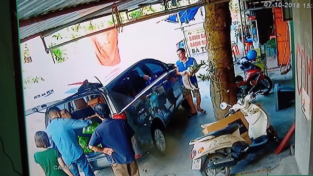 Dân chơi ngồi ô tô đắt tiền đi mua bánh gai, tiện tay trộm luôn chó của chủ quán