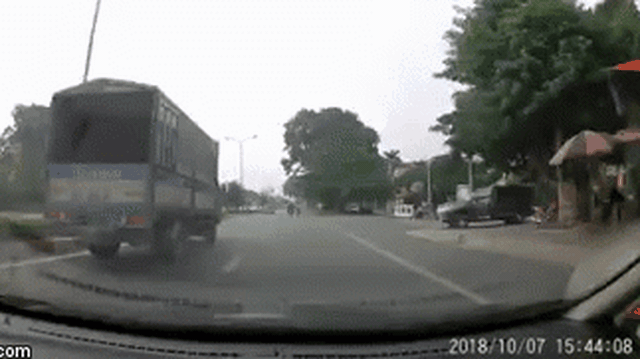 Lạng lách đánh võng, thanh niên nhận hậu quả đau đớn chỉ sau đó vài giây