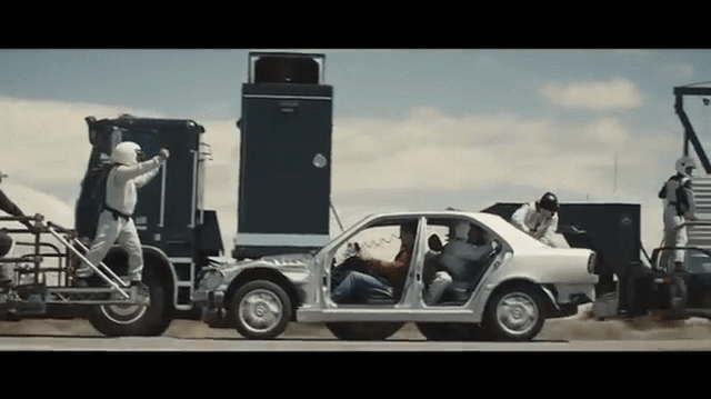 Đỉnh cao quảng cáo của Mercedes-Benz: Lột đồ C-Class đời đầu thành phiên bản mới ngay khi đang băng băng trên cao tốc