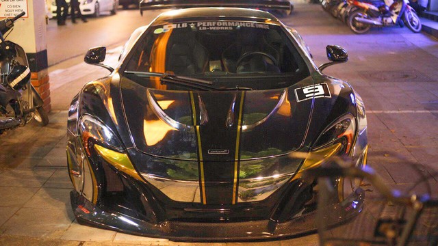 Hàng độc McLaren 650S Spider độ Liberty Walk của đại gia Dương Kon lăn bánh trên phố Hà Nội