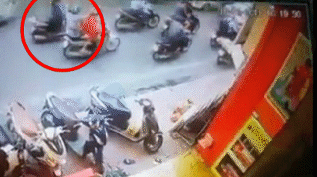 Clip: Đẩy người phụ nữ vào mũi taxi, hai thanh niên tiếp tục có hành động khó hiểu
