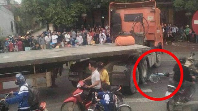 Clip: Cú ngoặt của xe container và hình ảnh kinh hoàng dưới gầm