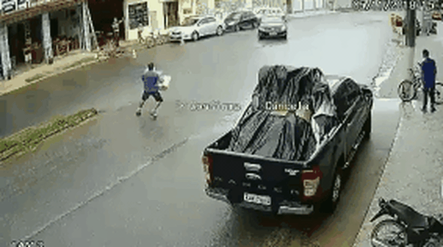 Lững thững sang đường, người đàn ông trúng vòng drift của ô tô và màn thoát thân bất ngờ