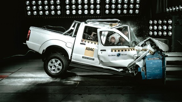 Tiền thân của bán tải Nissan Navara vừa nhận 0 điểm an toàn