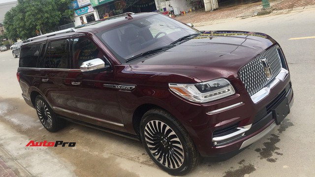 Đại gia Hà Tĩnh vung tay sắm Lincoln Navigator L Black Label 2018 màu độc