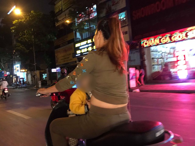 Hình ảnh người mẹ một tay cầm lái, một tay ôm con trai đang ti sữa trên đường gây tranh cãi - Ảnh 1. Hình ảnh người mẹ một tay cầm lái, một tay ôm con trai đang ti sữa trên đường gây tranh cãi - Ảnh 1.