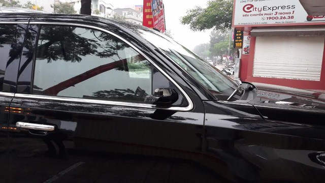 Đại gia đi Cadillac Escalade bạc tỷ bị vặt gương tại Hà Nội, quyết tâm mua gương mới chứ không tiếp tay cho đồ “luộc” - Ảnh 1.