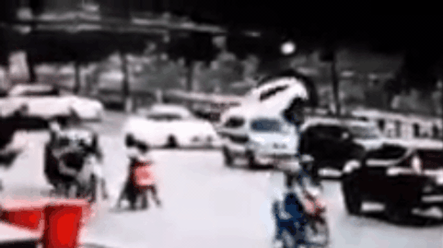 Clip nữ tài xế lùi xe Mazda trúng người đi đường, lao khỏi lan can rơi xuống bờ kè