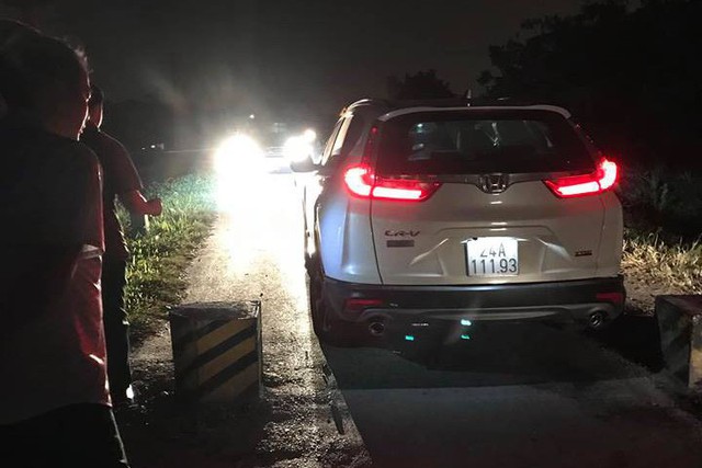 Chiếc Honda CR-V 2018 vỡ tan vành và xòe bánh sau cú va chạm với vật thể lạ giữa đường làng - Ảnh 2.