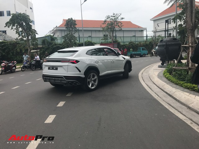 Minh nhựa chính thức tậu Lamborghini Urus về nhà riêng - Ảnh 3.