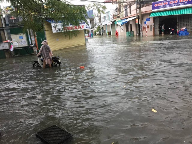 Chùm ảnh ngập lụt kinh hoàng ở TP. Nha Trang: Ô tô bơi như tàu ngầm, đồ vật trong nhà chìm dưới biển nước - Ảnh 1.