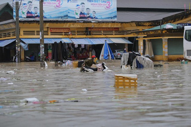 Chùm ảnh ngập lụt kinh hoàng ở TP. Nha Trang: Ô tô bơi như tàu ngầm, đồ vật trong nhà chìm dưới biển nước - Ảnh 12.