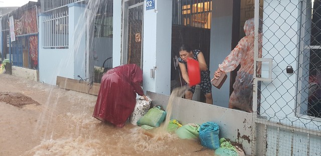 Chùm ảnh ngập lụt kinh hoàng ở TP. Nha Trang: Ô tô bơi như tàu ngầm, đồ vật trong nhà chìm dưới biển nước - Ảnh 15.