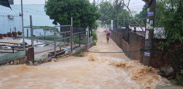Chùm ảnh ngập lụt kinh hoàng ở TP. Nha Trang: Ô tô bơi như tàu ngầm, đồ vật trong nhà chìm dưới biển nước - Ảnh 16.