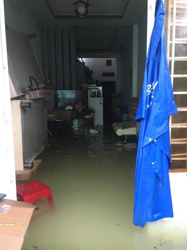 Chùm ảnh ngập lụt kinh hoàng ở TP. Nha Trang: Ô tô bơi như tàu ngầm, đồ vật trong nhà chìm dưới biển nước - Ảnh 17.