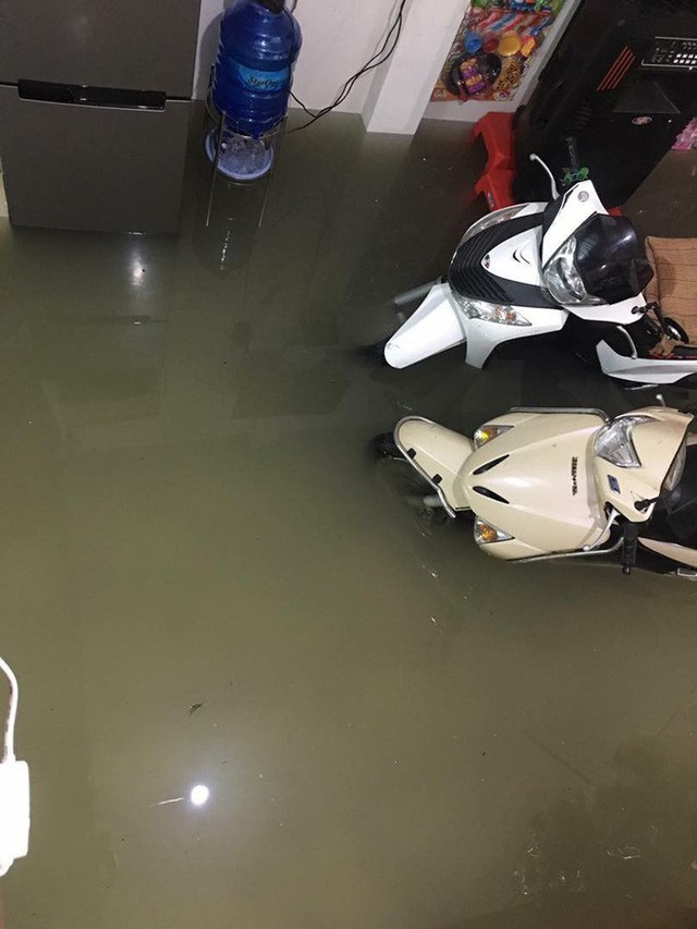 Chùm ảnh ngập lụt kinh hoàng ở TP. Nha Trang: Ô tô bơi như tàu ngầm, đồ vật trong nhà chìm dưới biển nước - Ảnh 18.