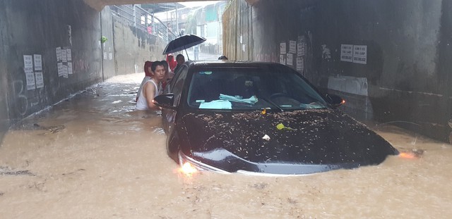 Chùm ảnh ngập lụt kinh hoàng ở TP. Nha Trang: Ô tô bơi như tàu ngầm, đồ vật trong nhà chìm dưới biển nước - Ảnh 3.