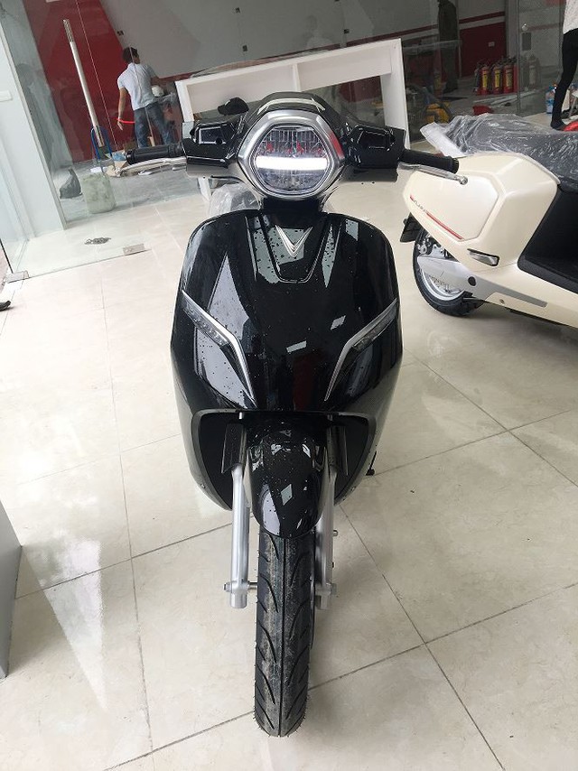 Xe máy điện VinFast Klara đã tới đại lý ở Hà Nội - Ảnh 3. Xe máy điện VinFast Klara đã tới đại lý ở Hà Nội - Ảnh 3.
